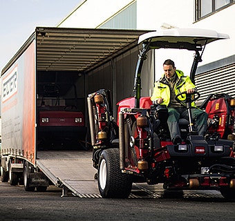Traktor wir aus Transporter abgeladen