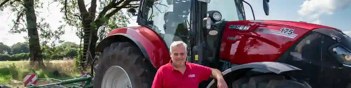 Bild vom Kunden Kraus vor seinem neuen Case Traktor