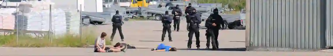 Bild mit mehreren Polizisten und Opfern bei einer Großübung auf dem Werksgelände